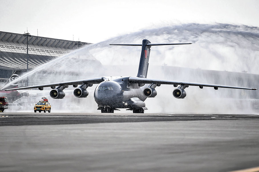 ◆在瀋陽桃仙國際機場，運送志願軍烈士遺骸的空軍專機通過水門。 新華社