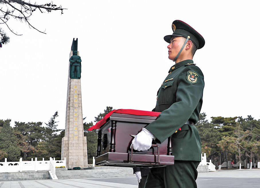 ◆11月23日，志願軍烈士遺骸抵達瀋陽抗美援朝烈士陵園。新華社