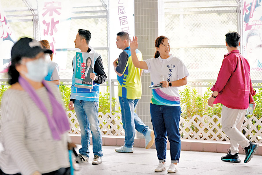 ◆ 宋冰冰向街坊打招呼。 香港文匯報記者黃書蘭  攝