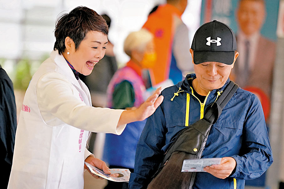 ◆  胡玉貞向街坊介紹政綱。香港文匯報記者黃書蘭  攝