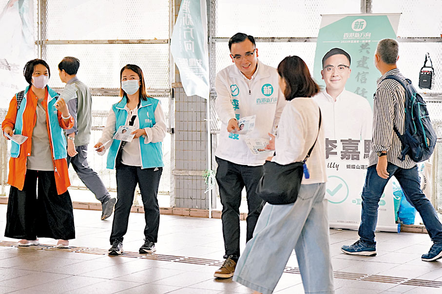 ◆ 李嘉駿與街坊交流。香港文匯報記者黃書蘭  攝