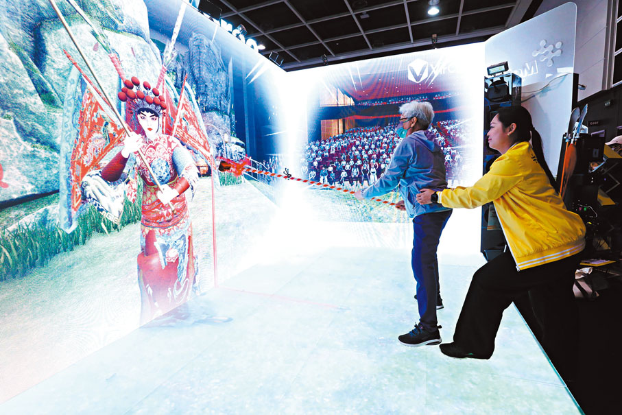 ◆有參展商展出自行研發的沉浸式VR復康訓練系統，長者手持櫻槍，與熒幕中的花旦過招。香港文匯報記者郭木又  攝