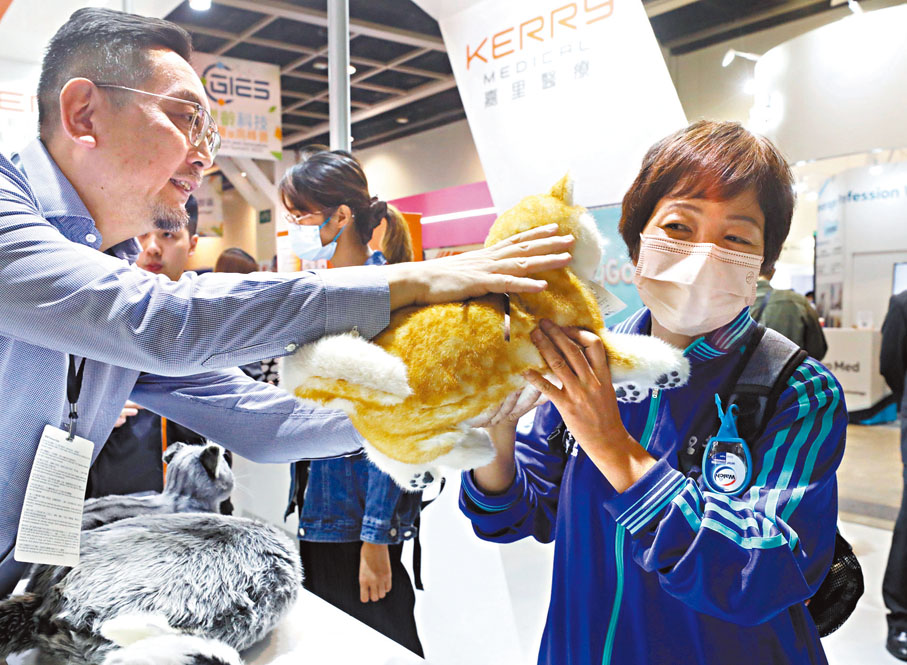 ◆嘉里醫療有限公司引入來自日本的寵物型機械貓狗公仔，並於樂齡科技博覽暨高峰會展出，吸引眾多長者注意。香港文匯報記者郭木又  攝