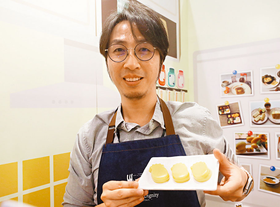 ◆基督教靈實協會的軟餐仿照食物原本樣子製作。香港文匯報記者郭木又  攝