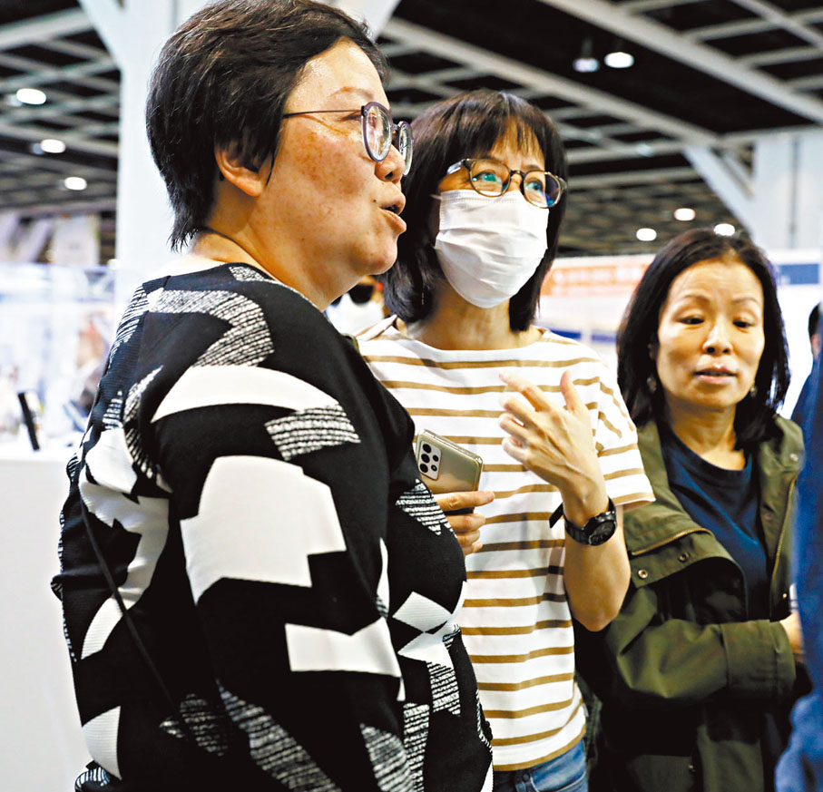 ◆陳女士（中）大讚這些軟餐好味。香港文匯報記者郭木又  攝