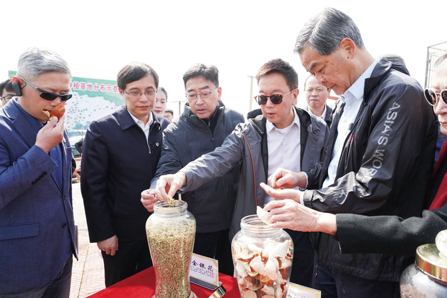 ◆ 今年四月，陳宇齡陪同全國政協副主席梁振英考察江西城鄉萬畝中藥材種植基地、中藥材交易市場。