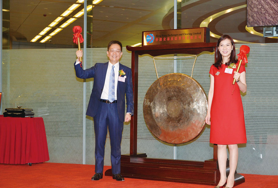 ◆ 培力農本方於2015年在香港上市，圖為陳宇齡及集團執行董事文綺慧（右）進行敲鑼儀式。◆ 