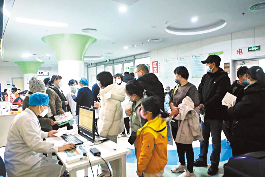 ◆呼吸道傳染病患兒激增，多地醫院排起長龍。圖為天津中醫藥大學第二附屬醫院兒科日前場景。 網上圖片