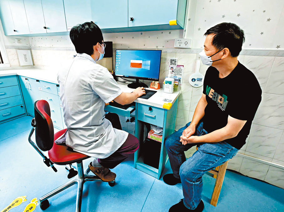 ◆港人鄧灼豪正在進行諮詢。香港文匯報記者郭若溪  攝