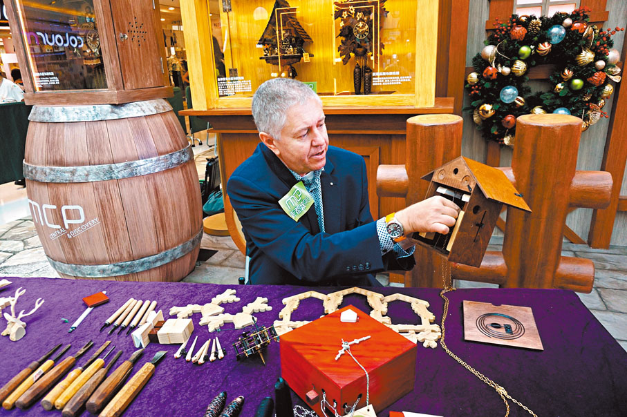 ◆Jürgen Clute示範布穀鳥鐘的製作步驟。