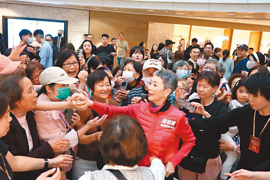 ◆寶珠姐走近與粉絲握手。