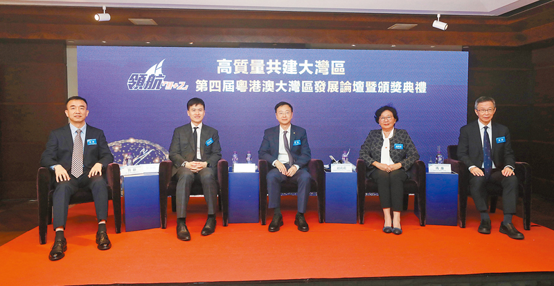 ◆「健康灣區 智慧生活」圓桌論壇昨日舉行，左起：田耕、吳啟楠、賈偉、趙莉莉及馮康。 香港文匯報記者郭木又  攝