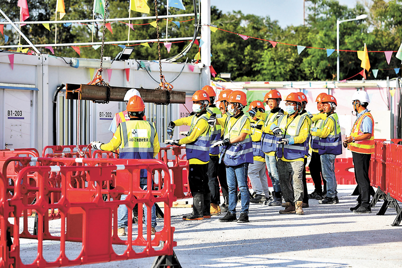 ◆新田訓練場的學員學習吊運安全操作。