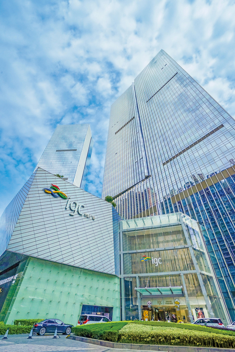 ◆ 天匯廣場總樓面面積約500萬平方呎，包括大型購物商場IGC、五星級康萊德酒店、優質寫字樓及高級服務式公寓天鑾。