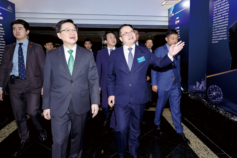 ▲左起：香港特別行政區行政長官李家超，香港大公文匯傳媒集團董事長、總編輯兼香港文匯報社社長、大公報社社長李大宏。