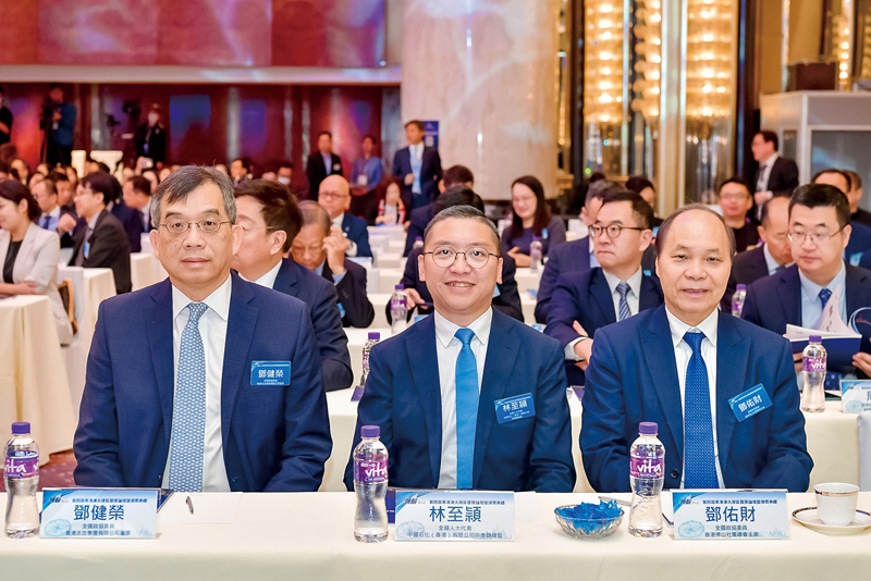 ▲左起：全國政協委員、香港太古集團有限公司董事鄧健榮，全國人大代表、中國石化（香港）有限公司供應鏈總監林至頴。