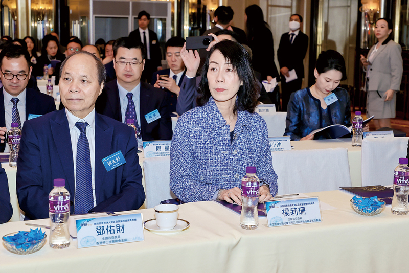 ▲左起：全國政協委員、香港佛山社團總會主席鄧佑財，全國政協委員、香江國際中國地產有限公司首席執行官及執行董事楊莉珊。