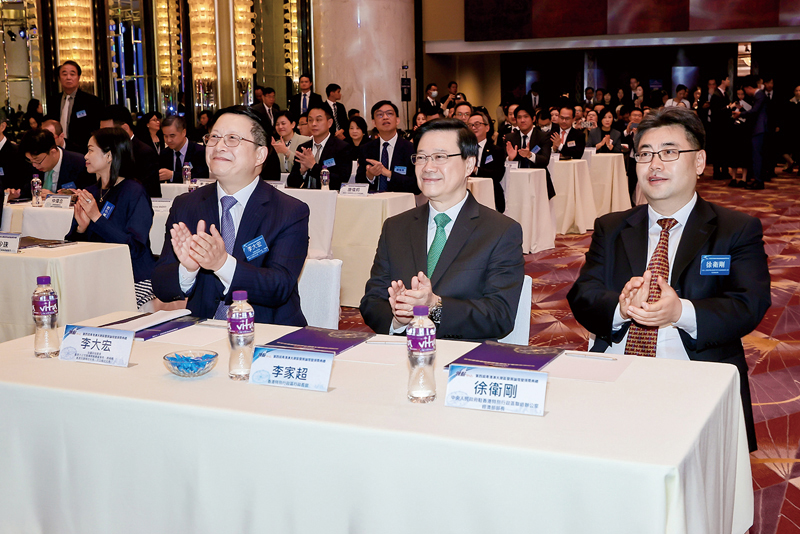 ▲左起：香港大公文匯傳媒集團董事長、總編輯兼香港文匯報社社長、大公報社社長李大宏，香港特別行政區行政長官李家超，中央人民政府駐香港特別行政區聯絡辦公室經濟部部長徐衛剛。