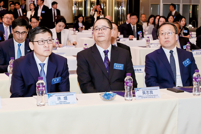 ▲左起：全國政協文化文史和學習委員會副主任、澳門基金會行政委員會主席吳志良，香港中國企業協會副會長兼總裁于曉。