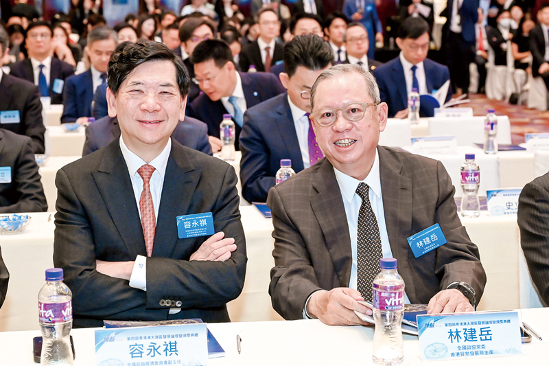 ▲左起：全國政協經濟委員會副主任、友邦保險（國際）有限公司區域執行總監及榮譽顧問容永祺，全國政協常委、香港貿易發展局主席林建岳。