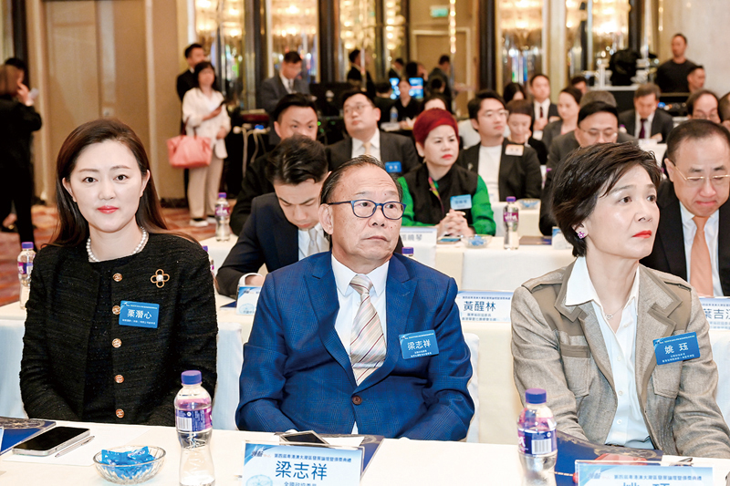 ▲左起：建銀國際（控股）有限公司董事長栗潛心，全國政協委員、新界社團聯會永遠會長梁志祥，全國政協委員、香港弦樂團創辦人兼藝術總監姚珏。