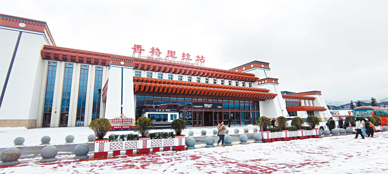 ◆以「重巒疊嶂的雪山」為設計理念的香格里拉車站。