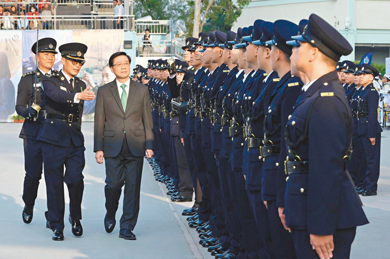 ◆行政長官李家超主持香港懲教學院結業儀式。圖為他檢閱結業學員。