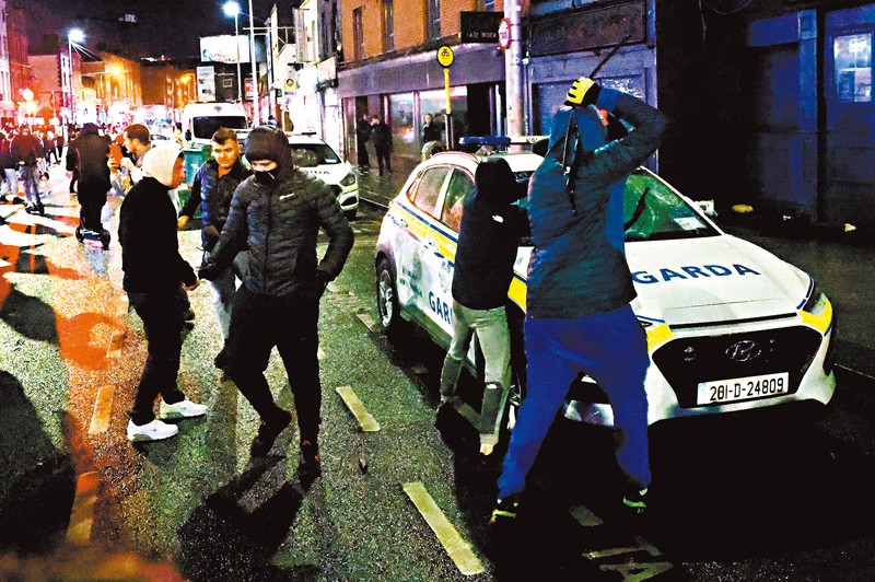 ◆暴徒砸毀警車。 路透社