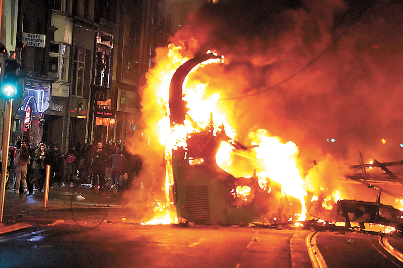 ◆一輛雙層巴士被焚毀。 美聯社