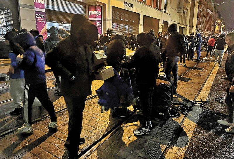 ◆多人乘機搶掠商店。 法新社