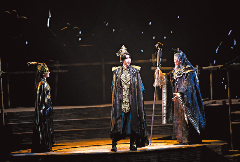 ◆侯岩松（右）飾演的大祭司巫祝與青年演員趙磊（中）飾演的年輕君主帝星。