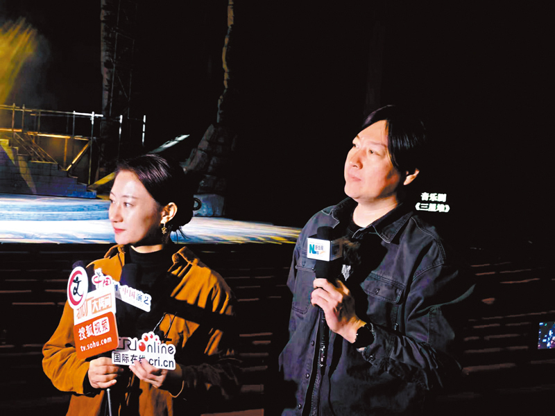 ◆製片人、中方導演于婷婷和音樂統籌安鑫接受採訪。記者王珏 攝