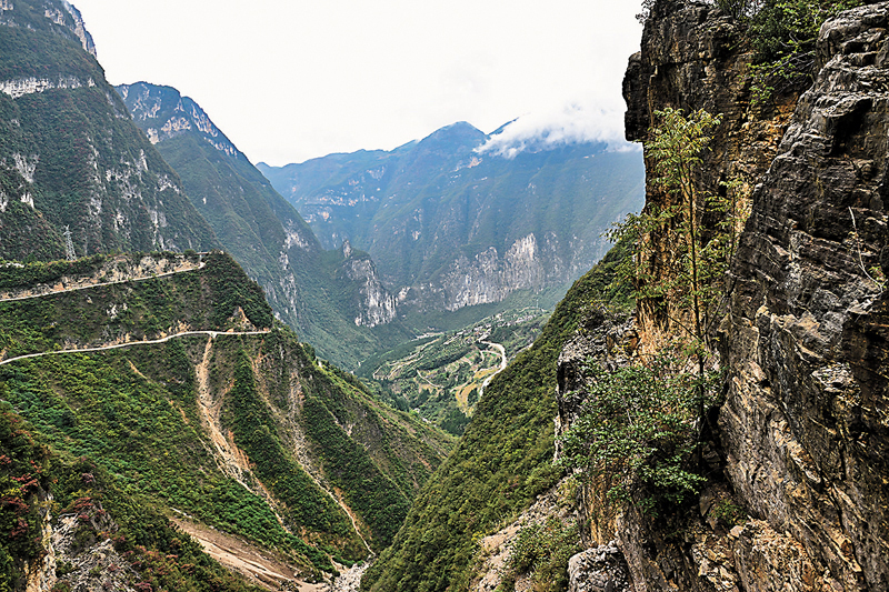 ◆通往重慶市巫山縣下莊村的「天路」。