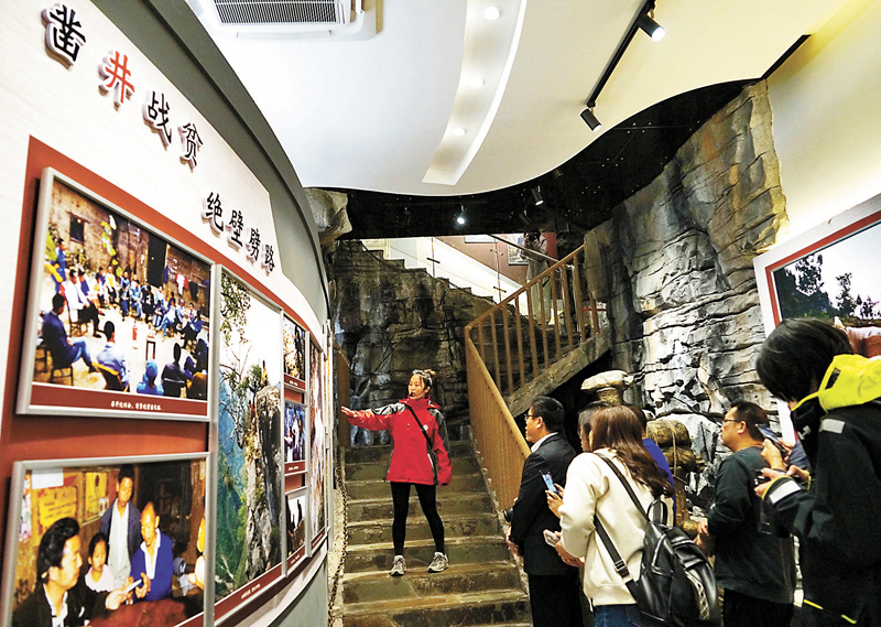 ◆民眾在下莊人事跡陳列室參觀。