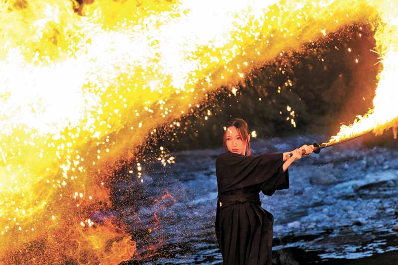 ◆葉巧琳為新歌MV舞火刀。