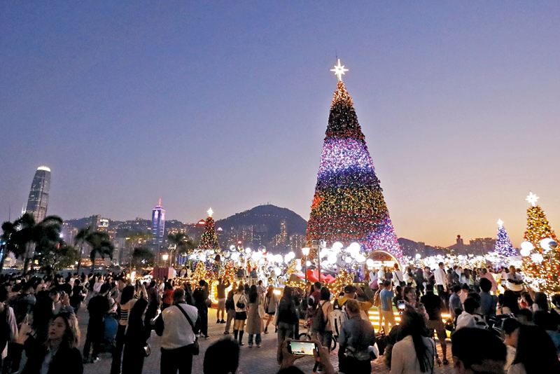 ◆巨型聖誕樹參天，遊客遍地。