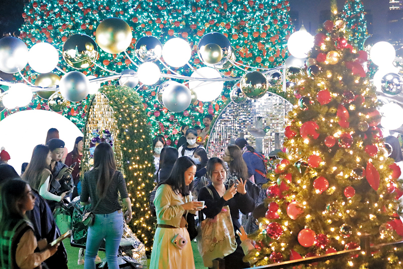 ◆巨型聖誕樹成為打卡熱點，「聖誕小鎮」入夜後迫滿遊客。