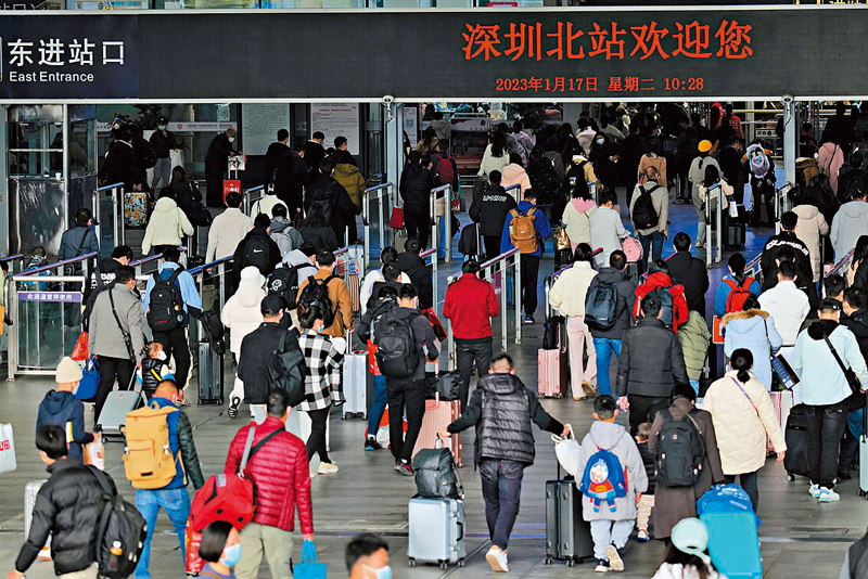 ◆新建深南高鐵西起南寧東站，東至深圳北站。圖為旅客由深圳北站東廣場進站。 資料圖片