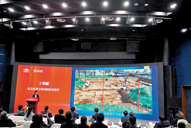 ◆北京市考古研究院研究館員丁利娜現場講解金中都考古情況。 香港文匯報記者馬曉芳 攝