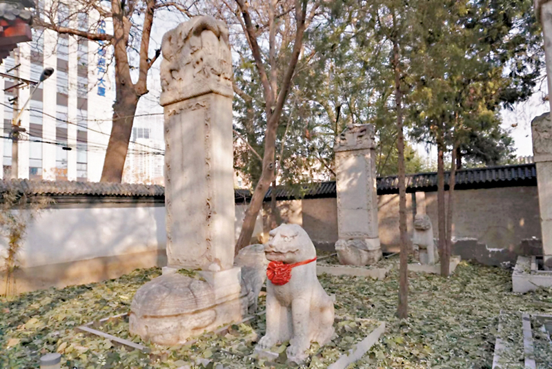 ▲▼金中都城遺蹟附近的文物。 香港文匯報記者馬曉芳 攝