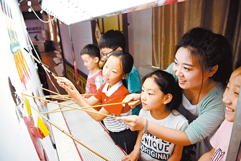 ◆李娟在濟南多所學校開設皮影小課堂。 香港文匯報山東傳真