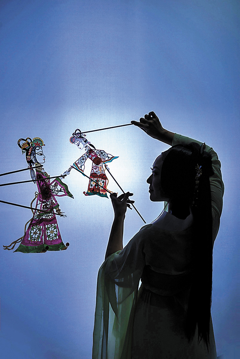 ◆李娟在表演皮影戲。香港文匯報山東傳真