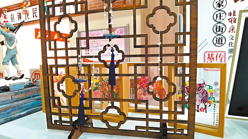 ◆皮影文創產品。 香港文匯報記者殷江宏  攝