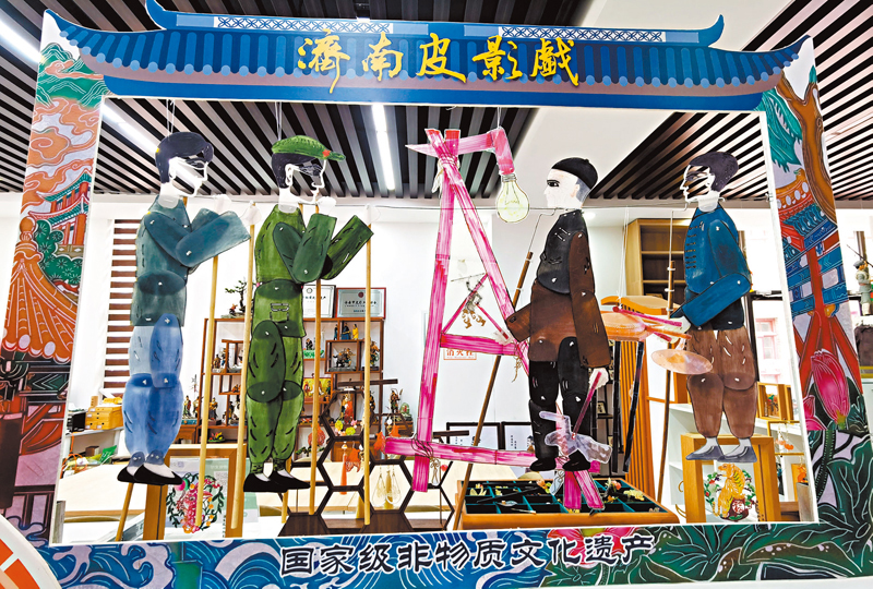 ◆李娟給濟南皮影戲注入了很多現代元素。香港文匯報記者殷江宏  攝