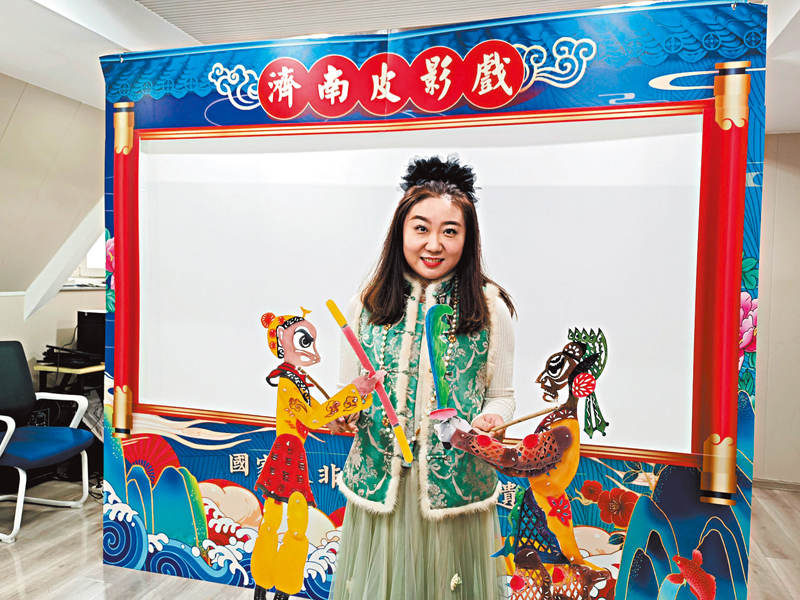 ◆國家級非遺項目濟南皮影戲第五代傳承人李娟。 香港文匯報記者殷江宏  攝