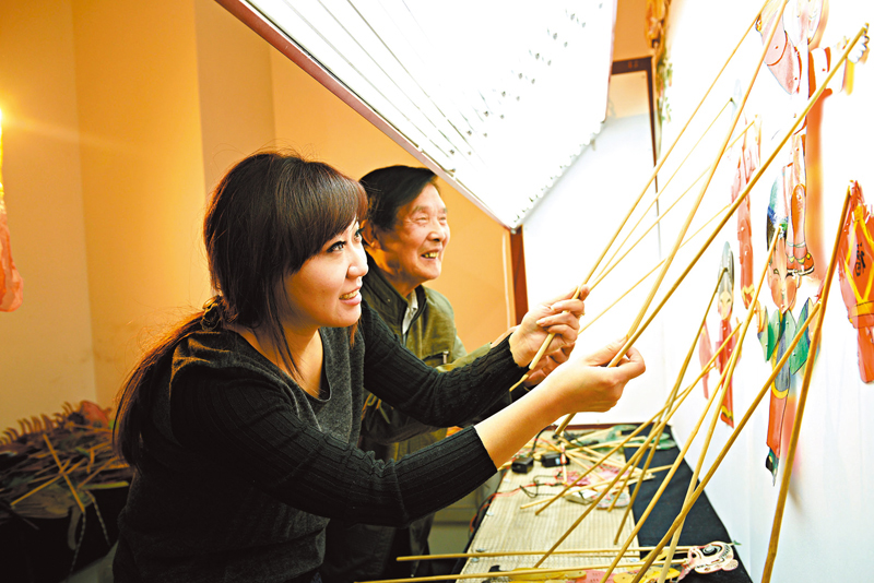 ◆李娟和爺爺李興時同台表演。香港文匯報山東傳真