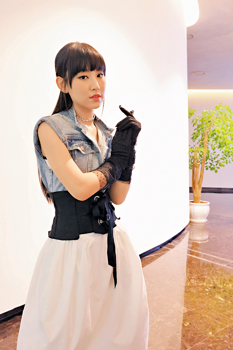 ◆Cool樣比心的炎明熹型格十足。 胡若璋 攝