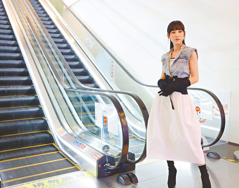 ◆炎明熹一向特別注重保持劉海整齊。   胡若璋 攝