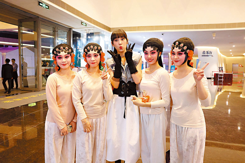 ◆炎明熹用「嘟嘟嘴」的表情滿足大家的合影需求。胡若璋 攝