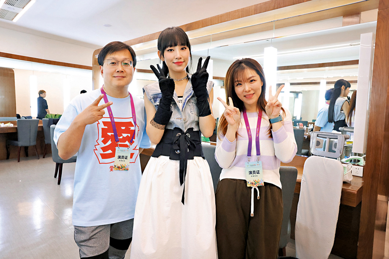 ◆炎明熹和粵語版《情侶路》詞曲作者合影。  胡若璋 攝